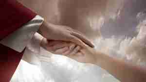 mano de jesus agarrando otra mano